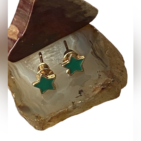 ๐Sale ๐2 for $10 NWOT little green stars in gold (color) post earrings - Picture 1 of 5